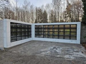 kolumbárium - kolumbarium na cintoríne ale umiestnené v interieri budovy - príjemné rovné línie moderný dizajn urnovej steny