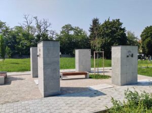 kolumbárium - kolumbarium na cintoríne ale umiestnené v interieri budovy - príjemné rovné línie moderný dizajn urnovej steny