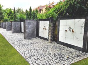 kolumbárium - kolumbarium na cintoríne ale umiestnené v interieri budovy - príjemné rovné línie moderný dizajn urnovej steny