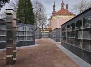 kolumbárium - kolumbarium na cintoríne ale umiestnené v interieri budovy - príjemné rovné línie moderný dizajn urnovej steny