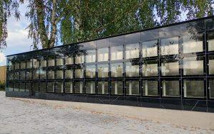 Novovybudované kolumbárium s kruhovým usporiadaním urnových miest v parku