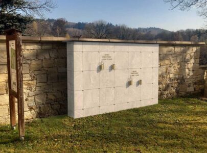 Riešenie urnového hája s dôrazom na symetriu a jednoduchú orientáciu