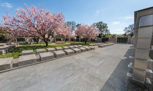 urnový háj Městec Králové – celková vizualizácia pietneho priestoru s kolumbáriami