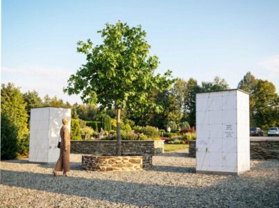 Realizace kolumbária s několika řadami urnových schránek