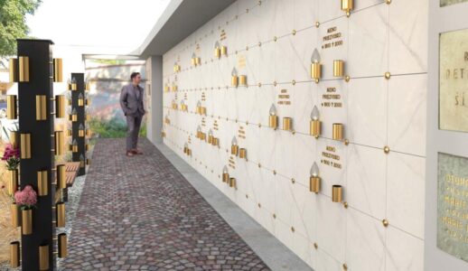 Urnové zdi kolumbária s kamennými krycími deskami